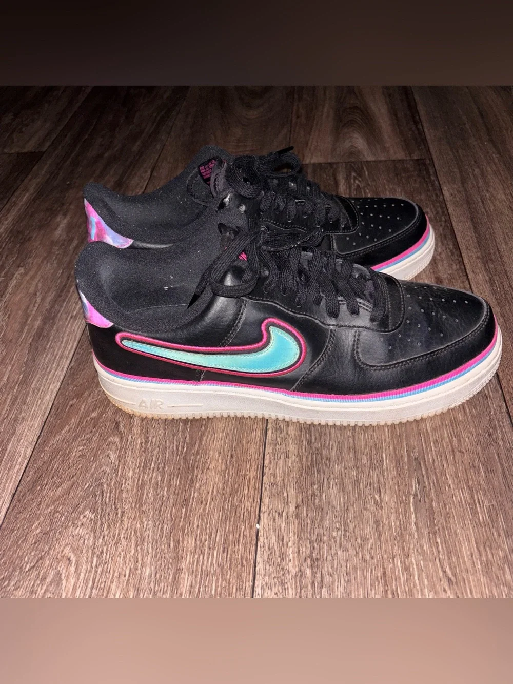 Nike sleek low